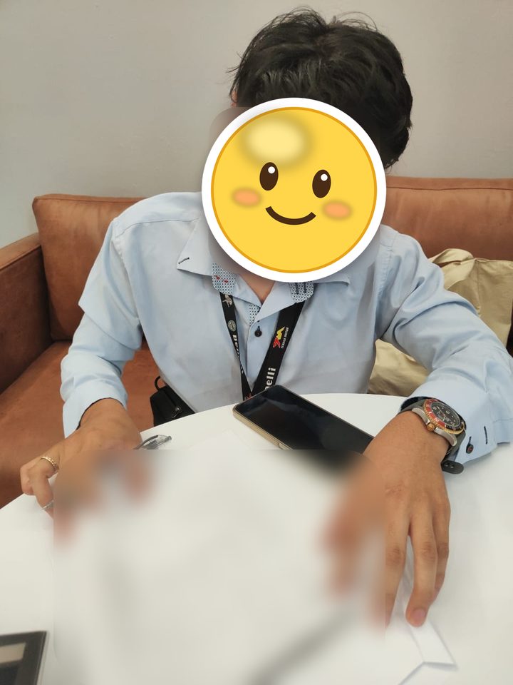 Pelanggan mengisi borang permohonan