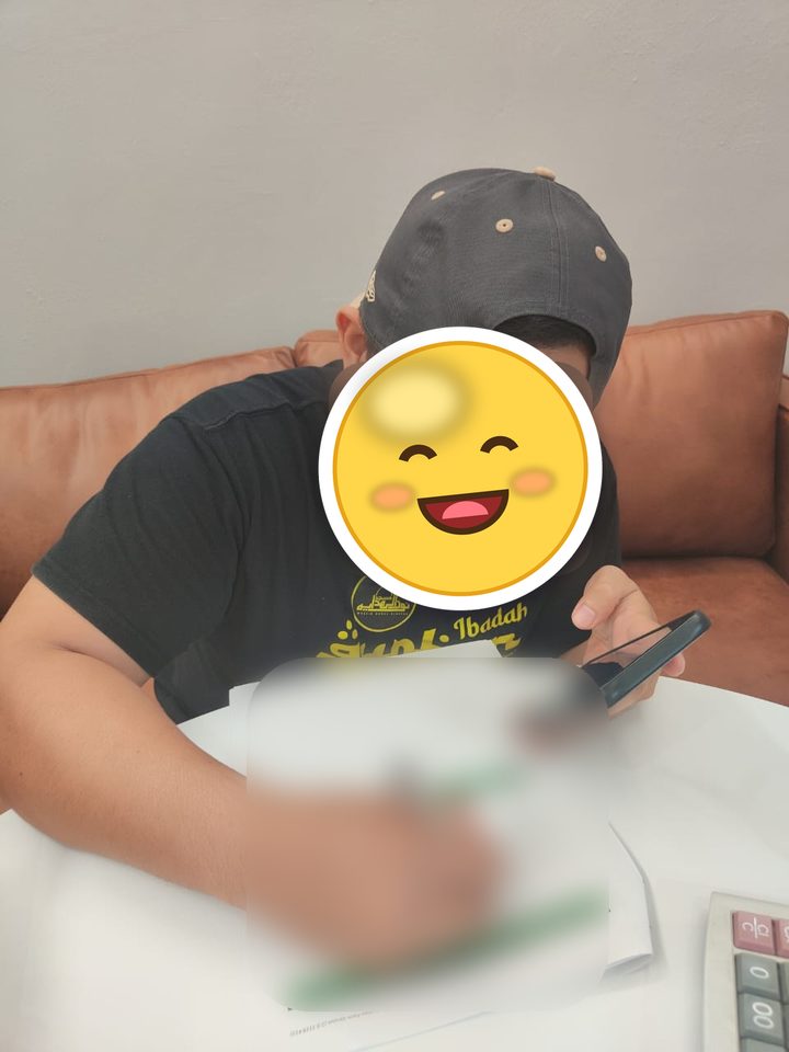 Pelanggan mengisi borang permohonan