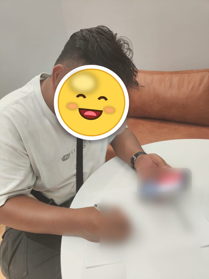 Pelanggan mengisi borang permohonan