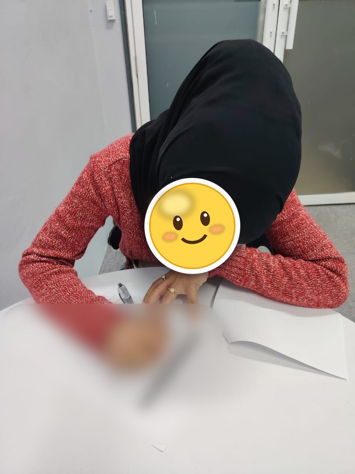 Pelanggan mengisi borang permohonan