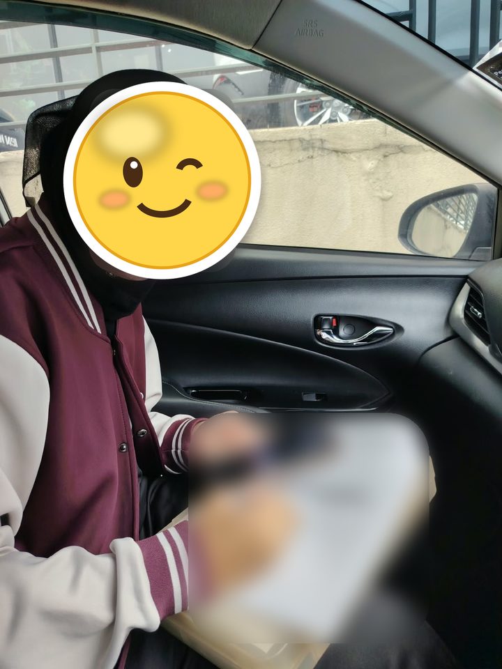 Pelanggan mengisi borang di dalam kereta