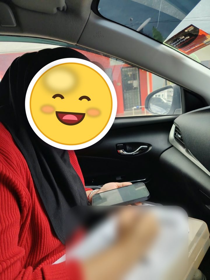 Pelanggan mengisi borang di dalam kereta
