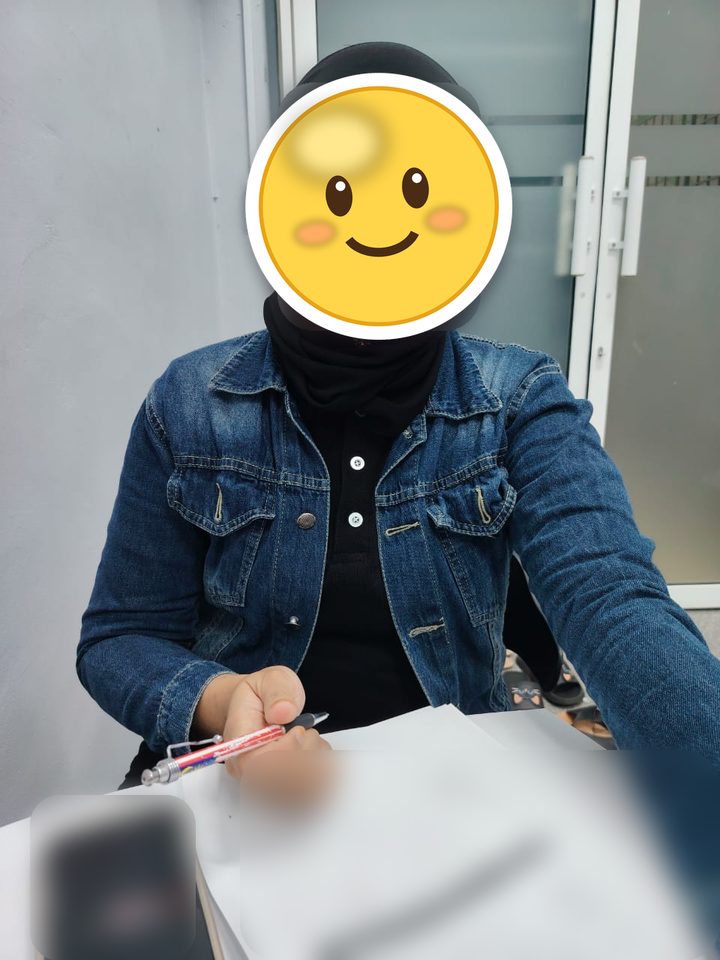Pelanggan bersama borang permohonan